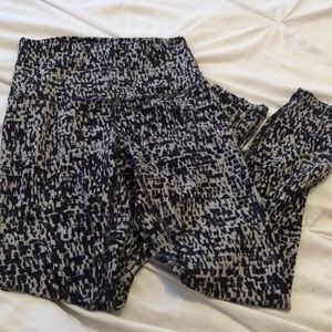 Lululemon aligns leggings